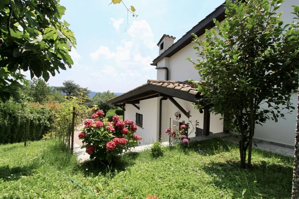 Bella villa con giardino e vista aperta sui vigneti – foto 9 di 19
