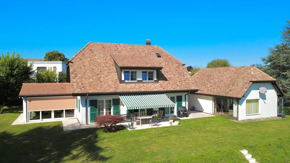 Propriété familiale d’exception avec dépendance et vue panoramique à Neyruz (FR)