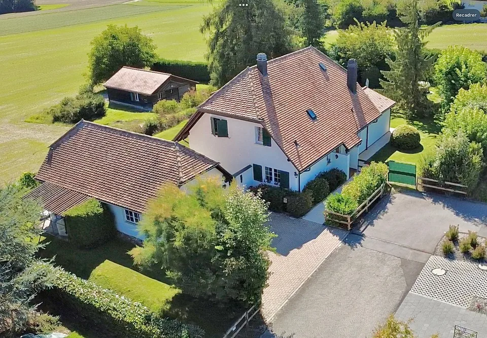 Außergewöhnliches Familienanwesen mit Nebengebäude und Panoramablick in Neyruz