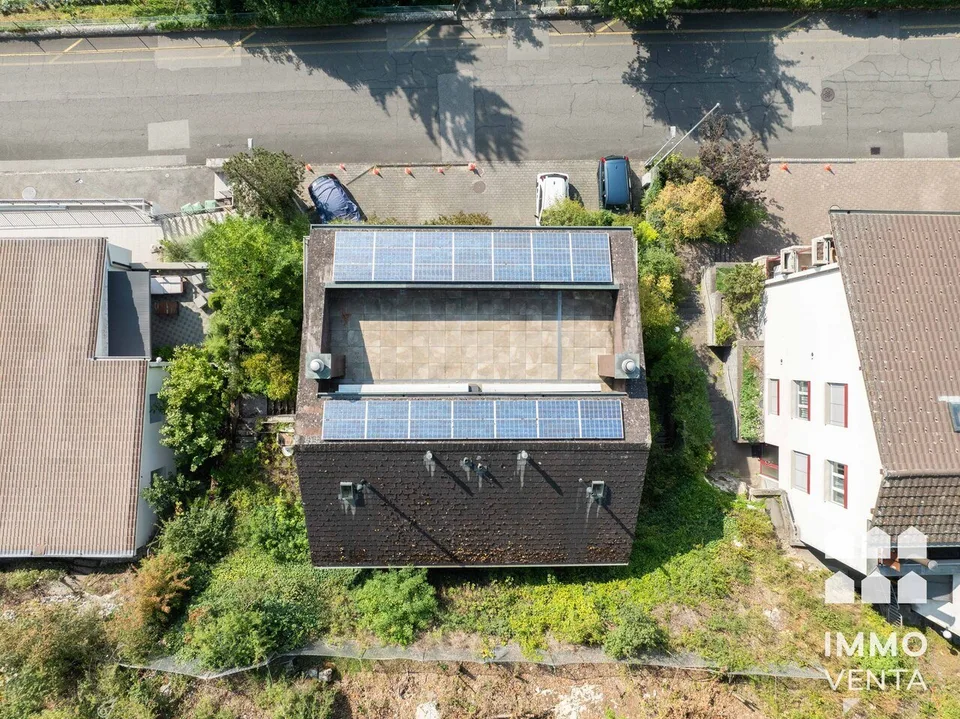 Semi-détachée sans conception avec terrasse sur le toit surplombant Biel
