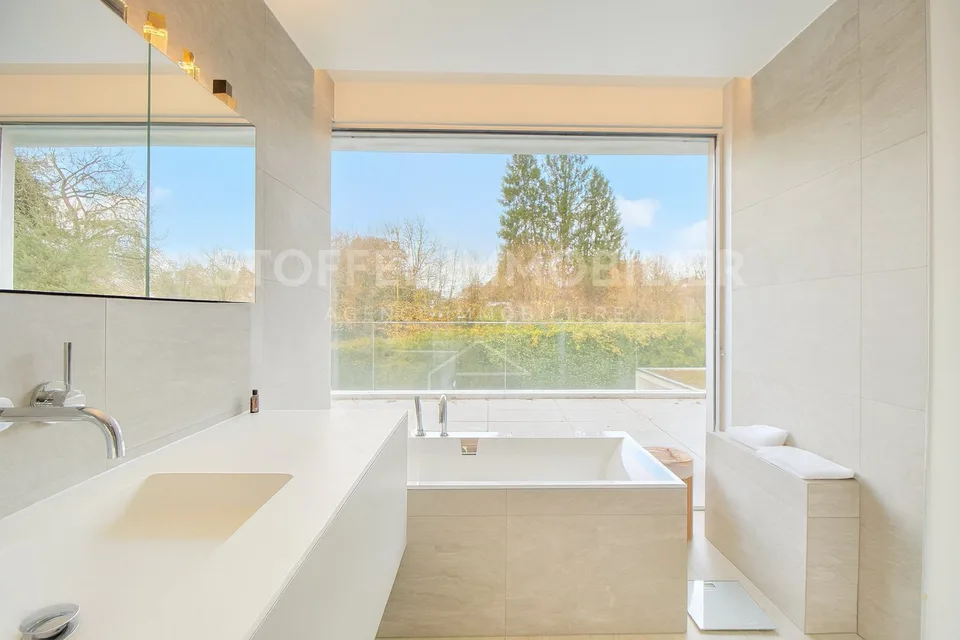Villa contemporanea con piscina in un contesto residenziale
