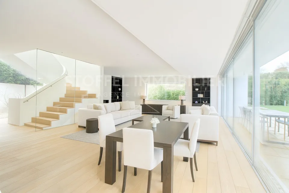 Villa contemporanea con piscina in un contesto residenziale
