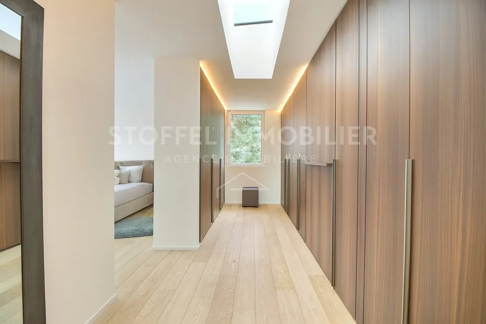 Villa contemporanea con piscina in un contesto residenziale