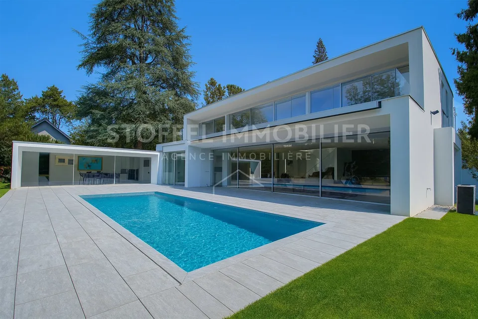 Villa contemporaine avec piscine dans un cadre résidentiel
