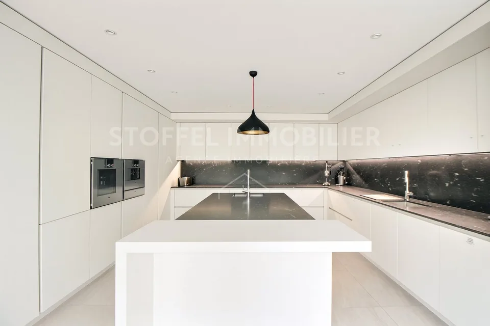 Villa contemporanea con piscina in un contesto residenziale