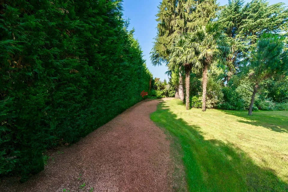 Lakeside serenity with private park