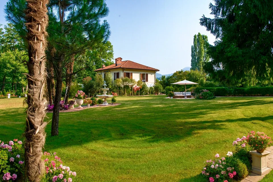 Lakeside serenity with private park
