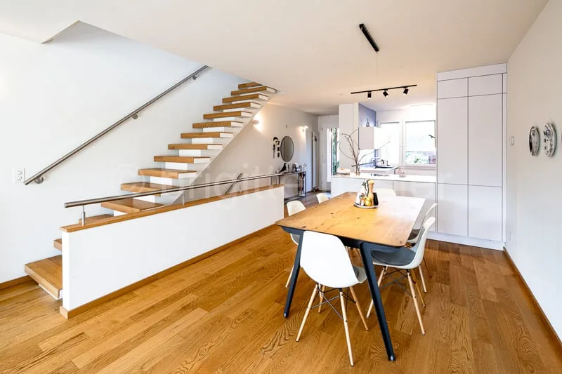 Maison individuelle d'angle moderne avec unité studio (en droit de construction) dans un quartier résidentiel calme et populaire