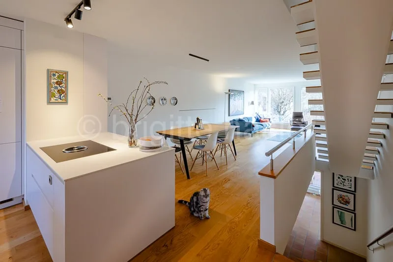 Maison individuelle d'angle moderne avec unité studio (en droit de construction) dans un quartier résidentiel calme et populaire