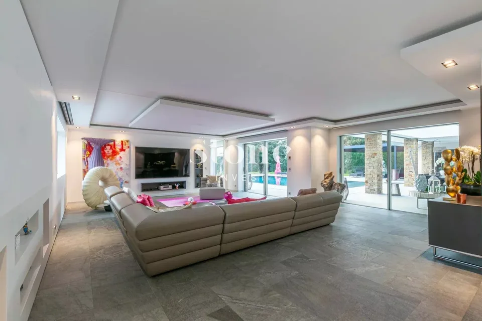 Villa mit Prestige, mit Swimmingpool, auf einem 2521 m² großen Grundstück