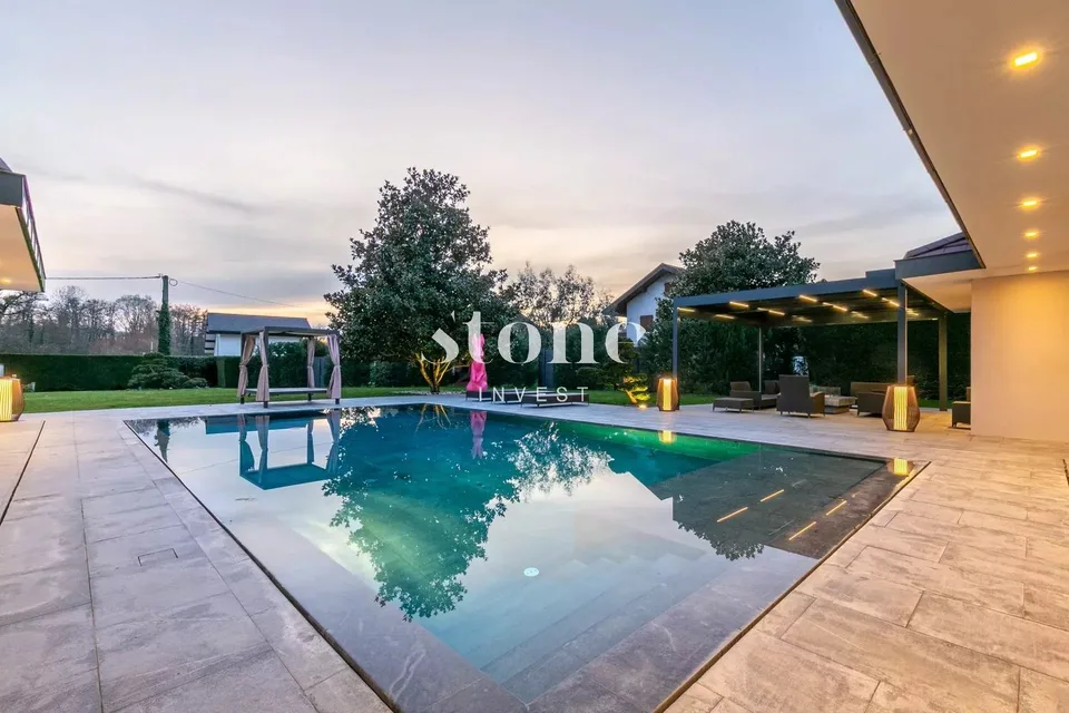 Villa de prestige, avec piscine, implanté sur un terrain de 2521 m²