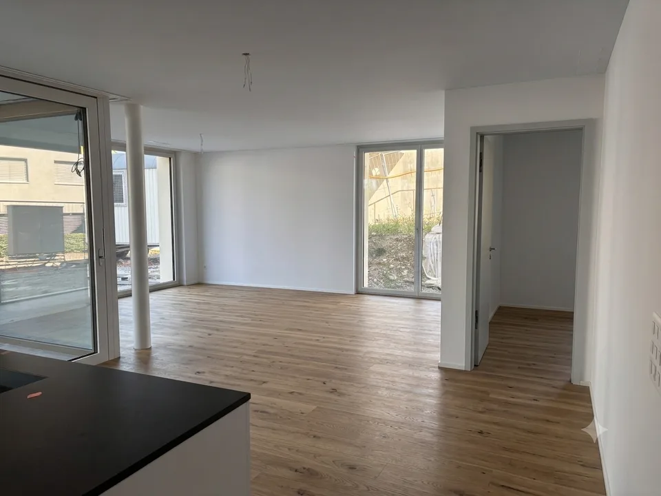 Helle 2.5-Zimmer-Neubauwohnung mit Gartenanteil