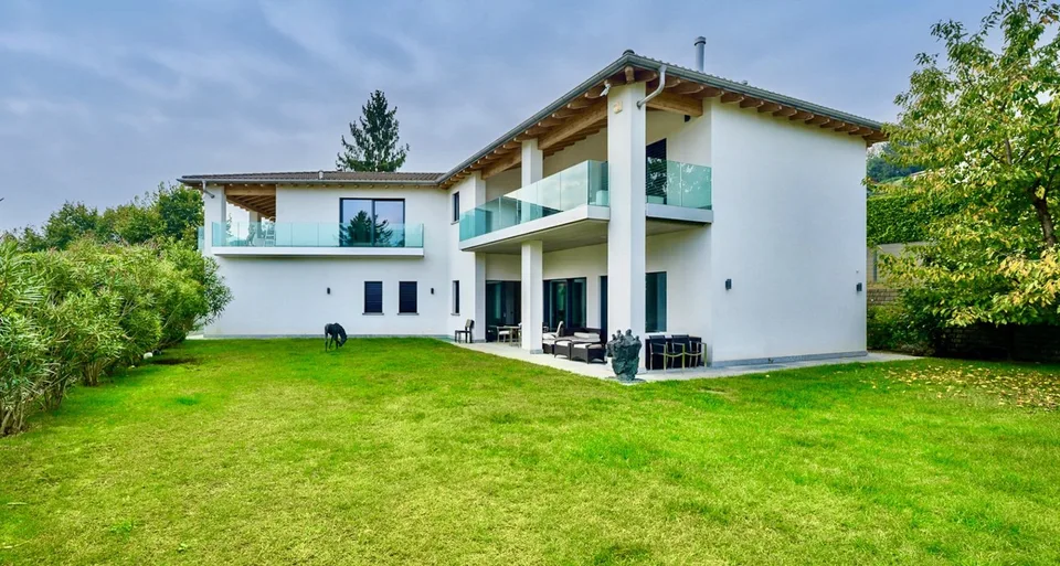 PRESTIGIOSA VILLA CON PISCINA NEI PRESSI DELLA TASIS