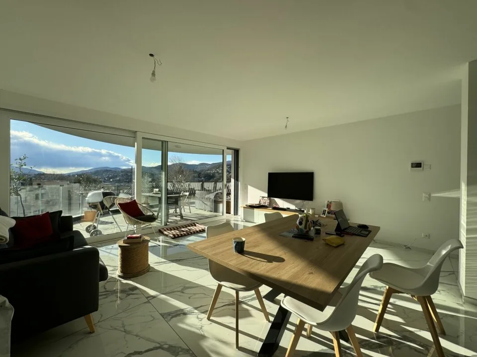Helles 4,5-Zimmer-Wohnung mit schöner überdachter Terrasse