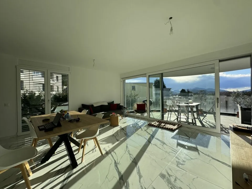 Helles 4,5-Zimmer-Wohnung mit schöner überdachter Terrasse