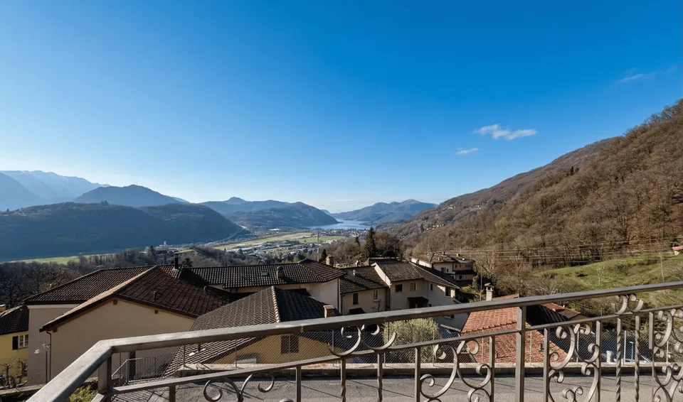 BOSCO LUGANESE | Casa Bifamiliare con Giardino Vista Lago
