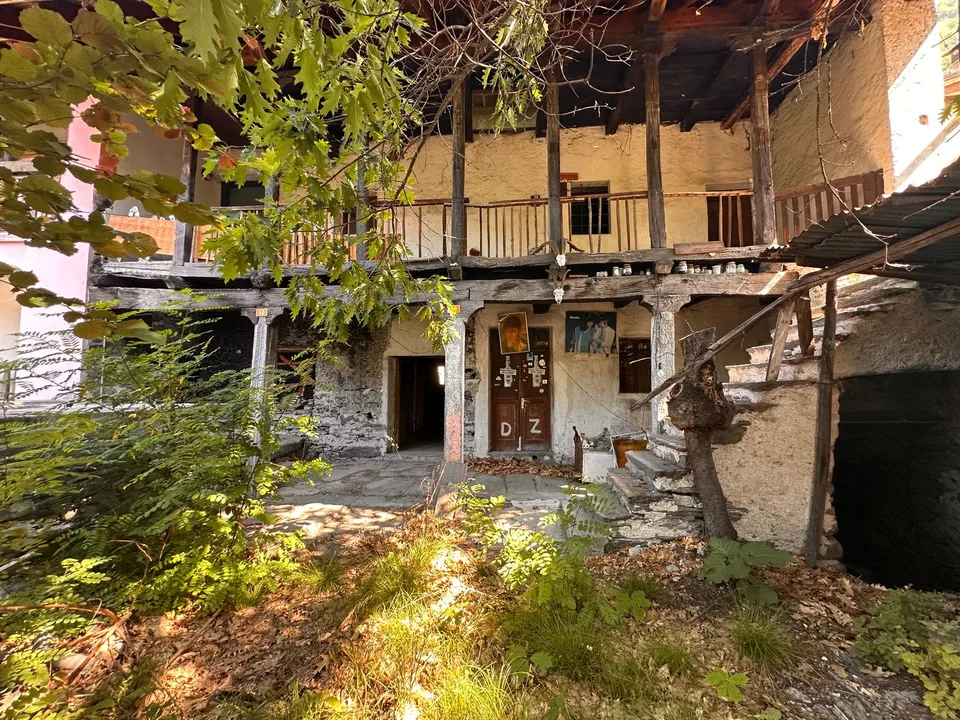 Zwei historische Gebäude mit privatem Innenhof im Herzen von Gordevio