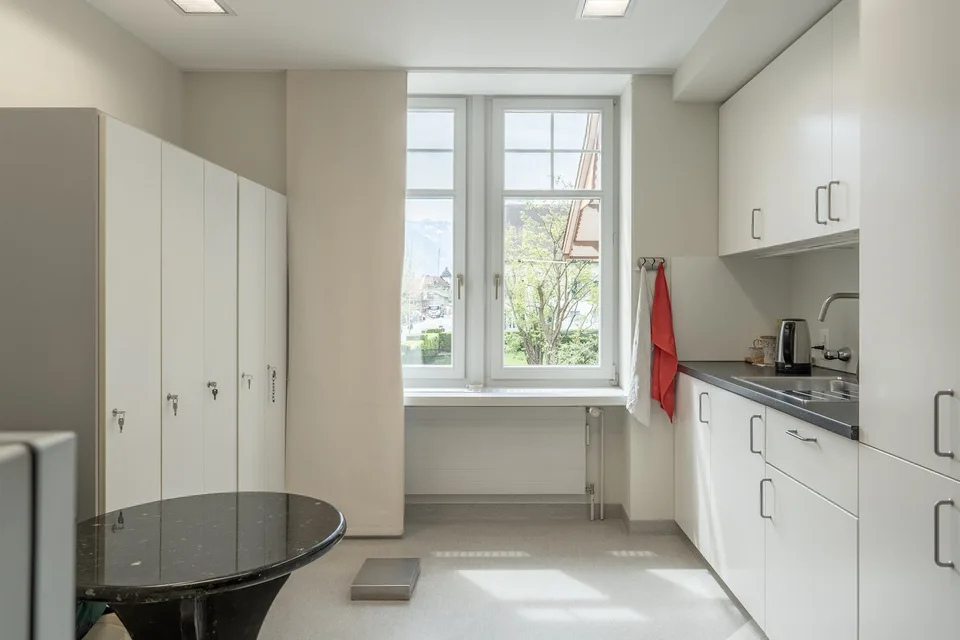 Attraktive Praxis-, Gewerbe-, Büro- oder Wohneinheit im Herzen von Unterseen – Foto 9 von 13