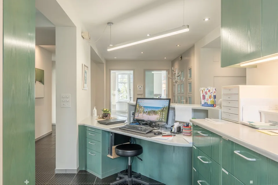 Attraktive Praxis-, Gewerbe-, Büro- oder Wohneinheit im Herzen von Unterseen – Foto 7 von 13