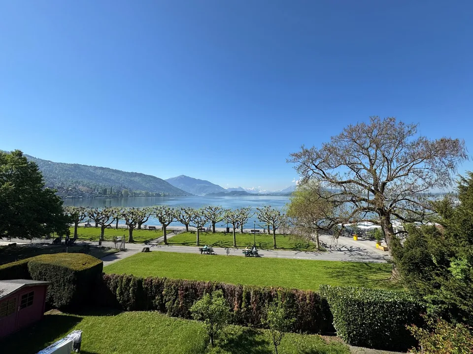 EIN HAUS WIE EIN GEDICHT. GEMEISSELT IN STEIN, AM UFER DES ZUGERSEES.