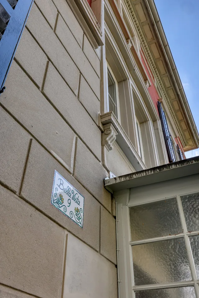 EIN HAUS WIE EIN GEDICHT. GEMEISSELT IN STEIN, AM UFER DES ZUGERSEES. – Foto 19 von 23