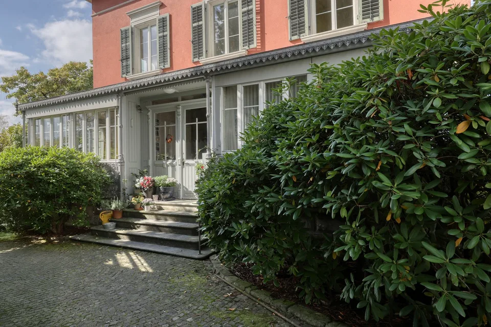 EIN HAUS WIE EIN GEDICHT. GEMEISSELT IN STEIN, AM UFER DES ZUGERSEES. – Foto 23 von 23