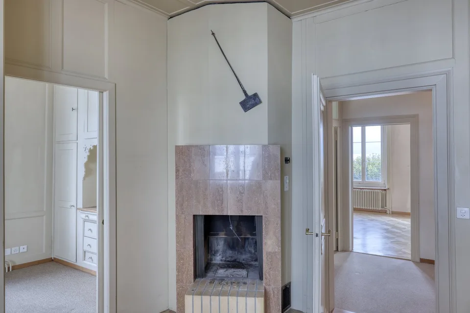 EIN HAUS WIE EIN GEDICHT. GEMEISSELT IN STEIN, AM UFER DES ZUGERSEES. – Foto 9 von 23
