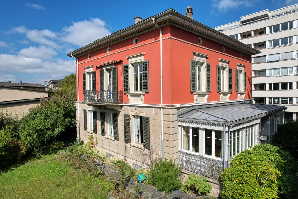 EIN HAUS WIE EIN GEDICHT. GEMEISSELT IN STEIN, AM UFER DES ZUGERSEES.