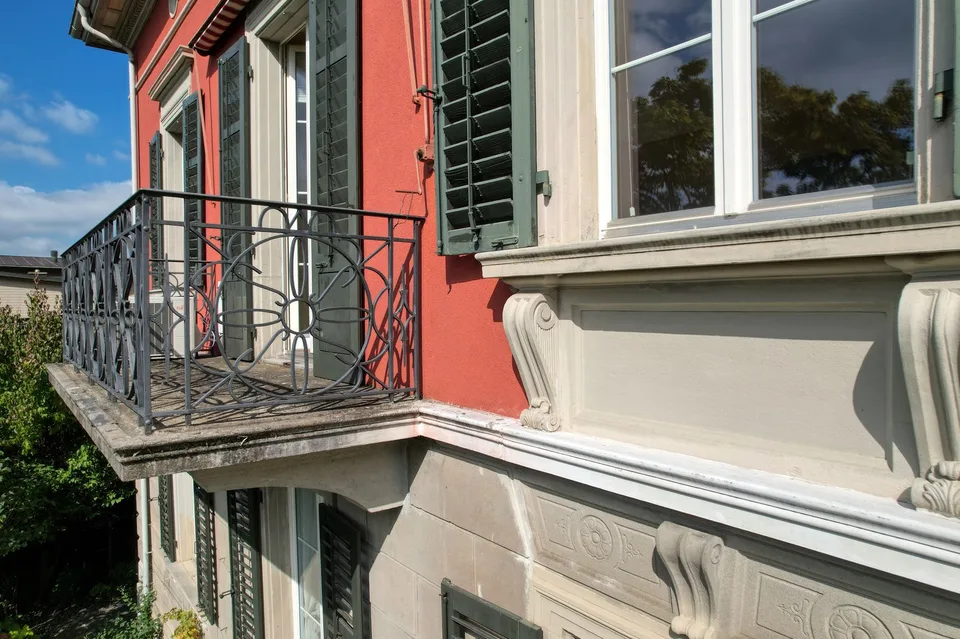 EIN HAUS WIE EIN GEDICHT. GEMEISSELT IN STEIN, AM UFER DES ZUGERSEES. – Foto 21 von 23