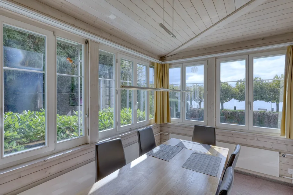 EIN HAUS WIE EIN GEDICHT. GEMEISSELT IN STEIN, AM UFER DES ZUGERSEES. – Foto 16 von 23
