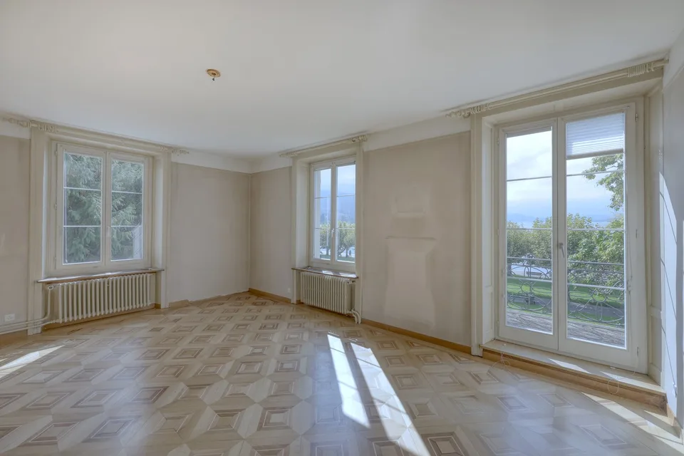 EIN HAUS WIE EIN GEDICHT. GEMEISSELT IN STEIN, AM UFER DES ZUGERSEES. – Foto 6 von 23