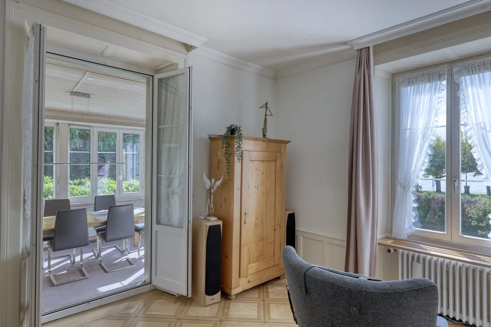 EIN HAUS WIE EIN GEDICHT. GEMEISSELT IN STEIN, AM UFER DES ZUGERSEES. – Foto 15 von 23