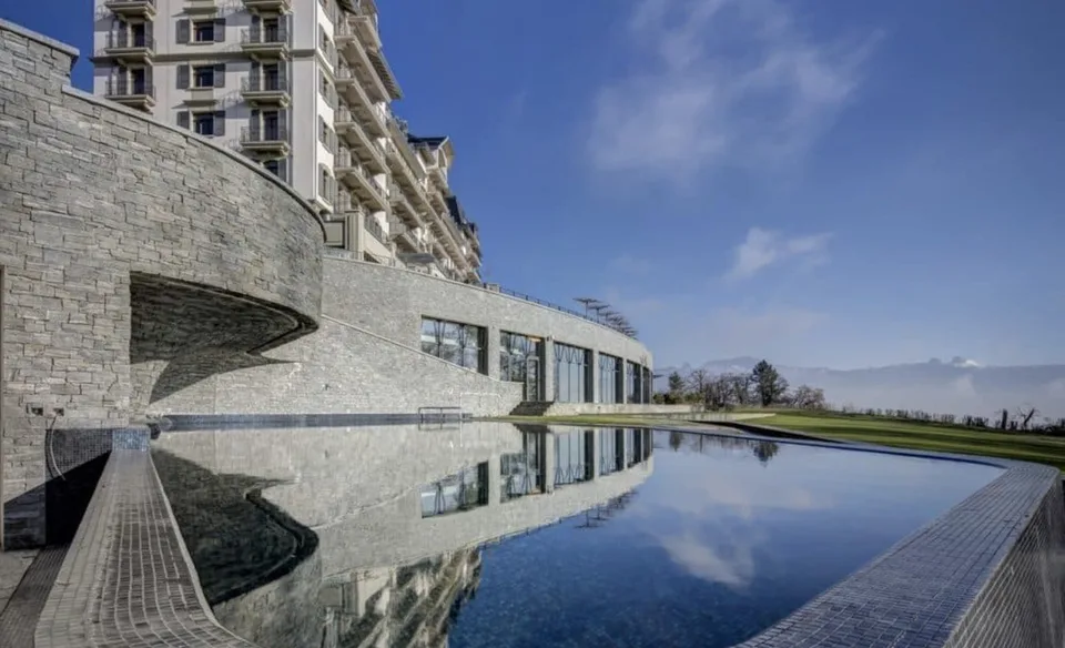 Résidence luxueuse avec grande terrasse et vue imprenable sur le lac L