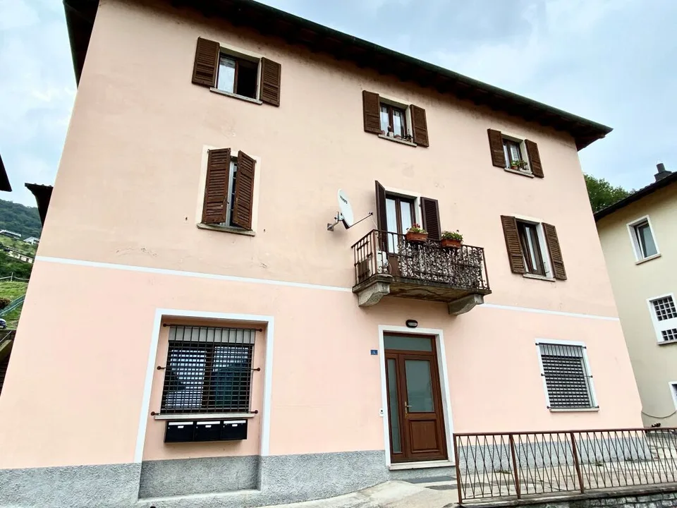 Casa di tre appartamenti per investimento a reddito