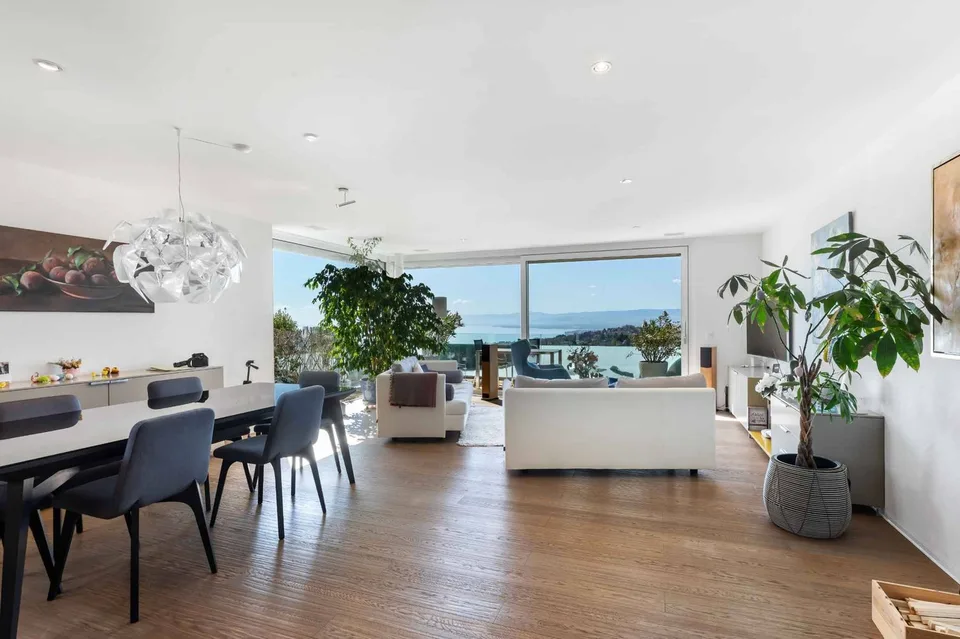Au coeur du village, superbe duplex avec belle vue sur le lac