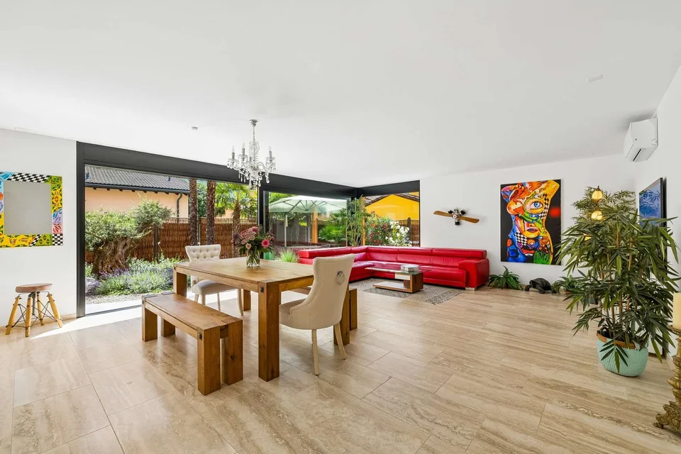 Neuwertiges Haus mit mediterranem Garten und separatem Hobbyraum