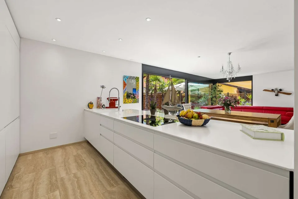 Neuwertiges Haus mit mediterranem Garten und separatem Hobbyraum