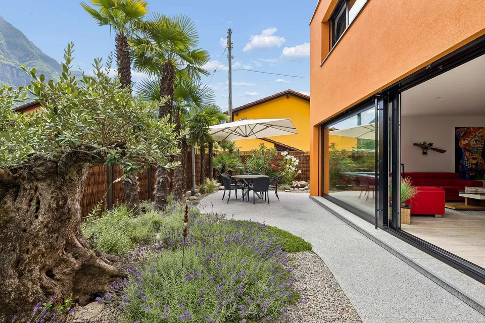Neuwertiges Haus mit mediterranem Garten und separatem Hobbyraum – Foto 6 von 13