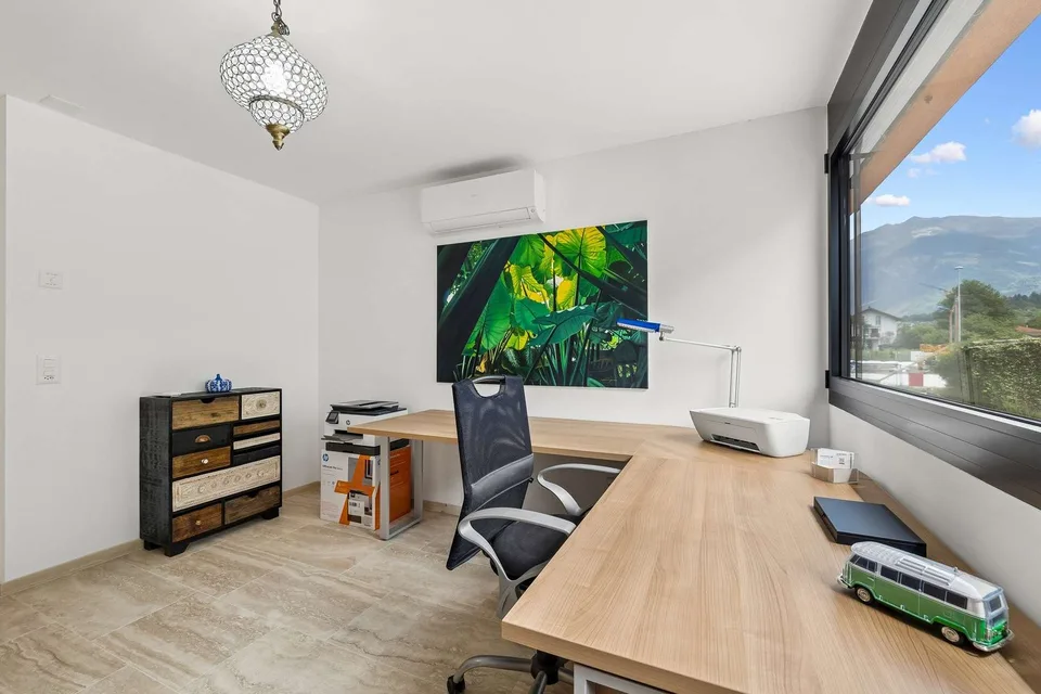 Neuwertiges Haus mit mediterranem Garten und separatem Hobbyraum – Foto 12 von 13