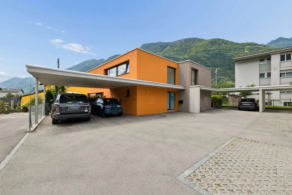 Neuwertiges Haus mit mediterranem Garten und separatem Hobbyraum