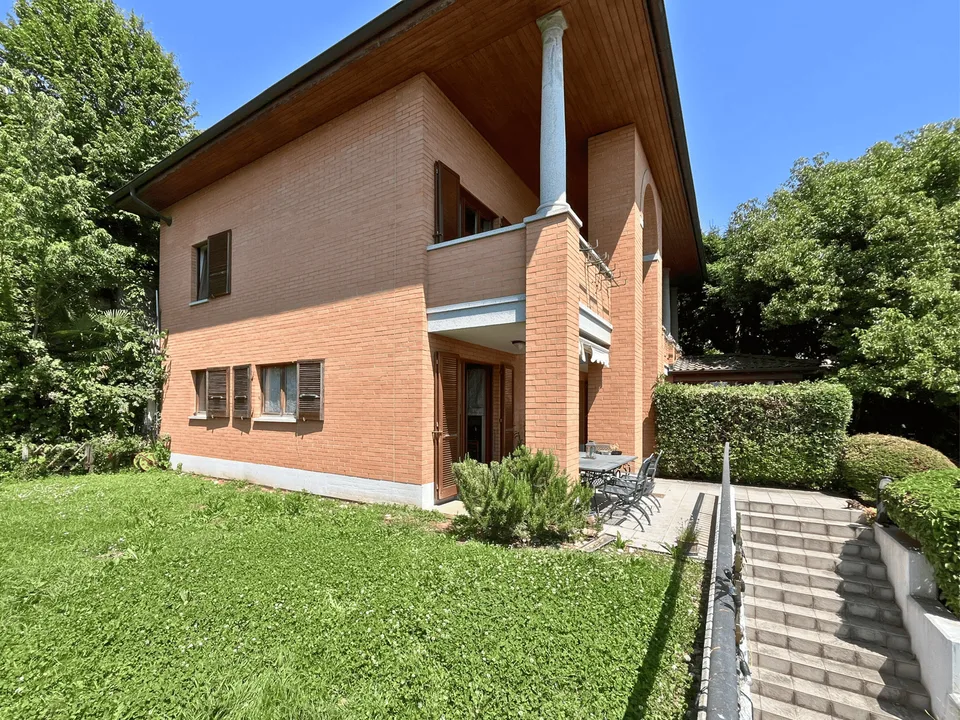 Incantevole Villa a Vacallo – 5.5 nel verde con vista panoramica
