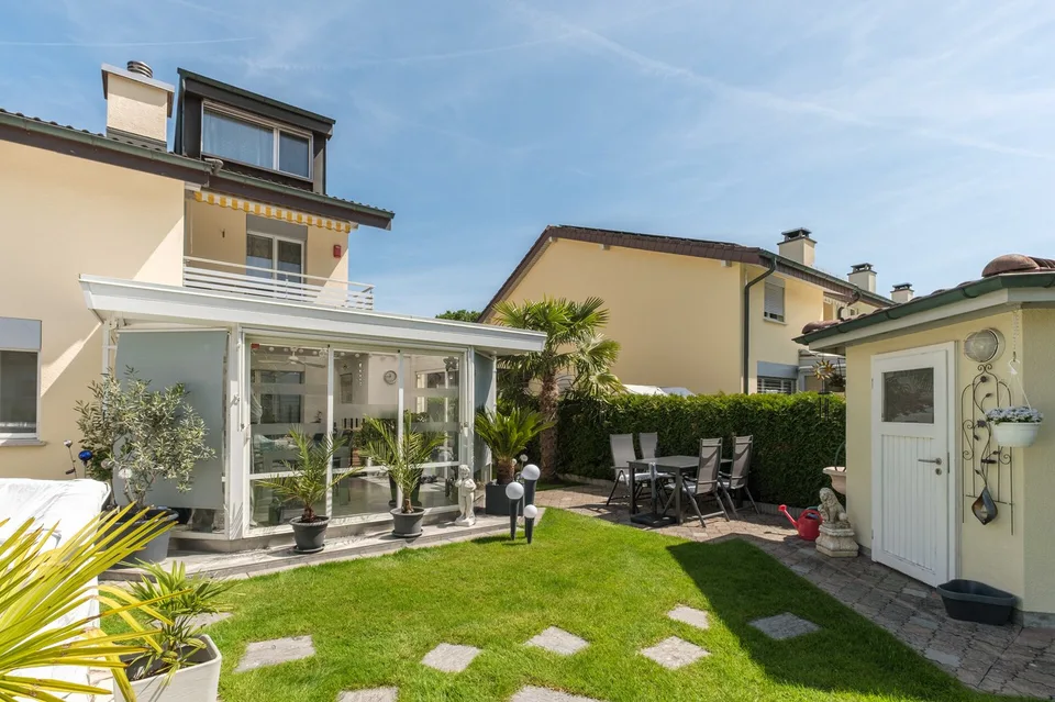 Maison mitoyenne charmante avec jardin d'hiver et idylle de jardin