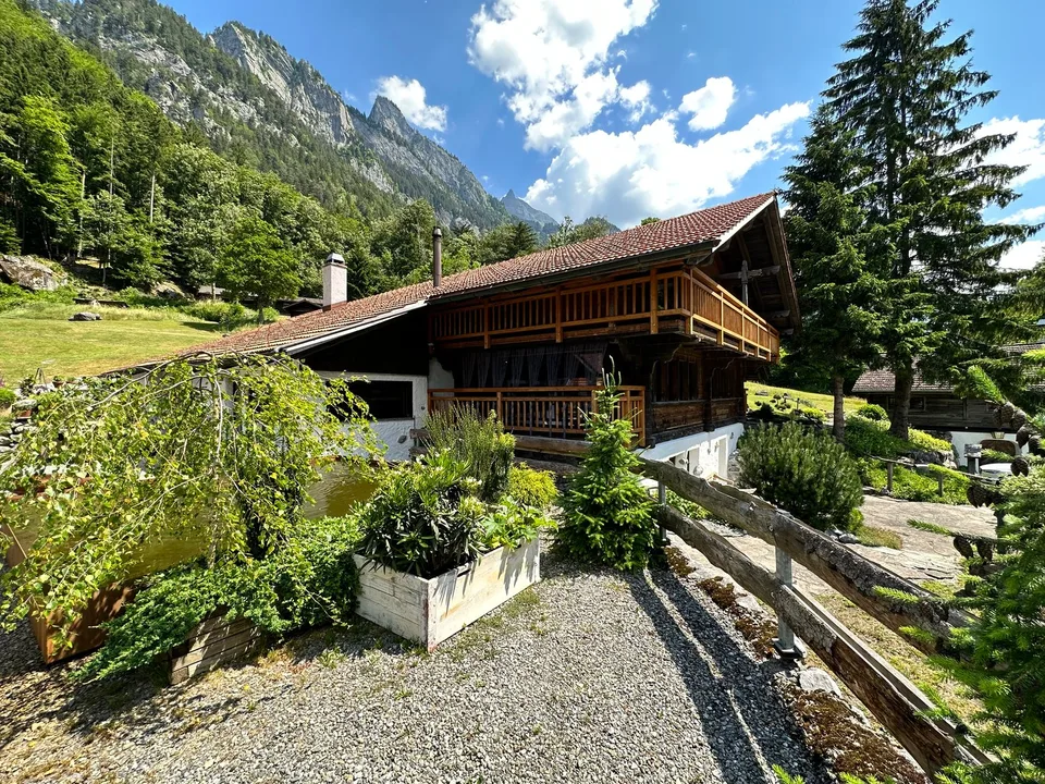 Charmantes Chalet-Haus mit vielen Nebengebäude in idyllischer Berglage in Gündlischwand