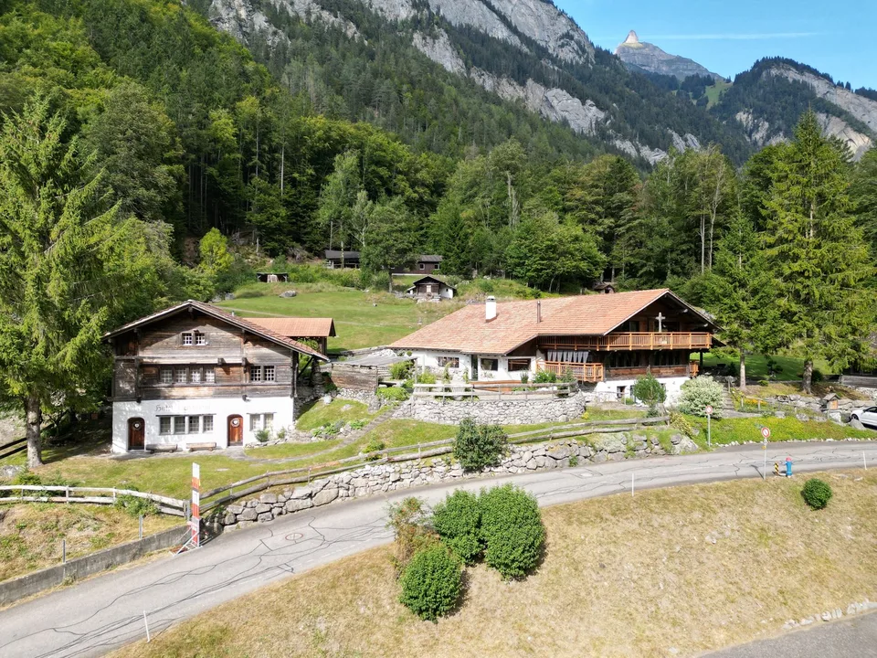 Charmantes Chalet-Haus mit vielen Nebengebäude in idyllischer Berglage in Gündlischwand