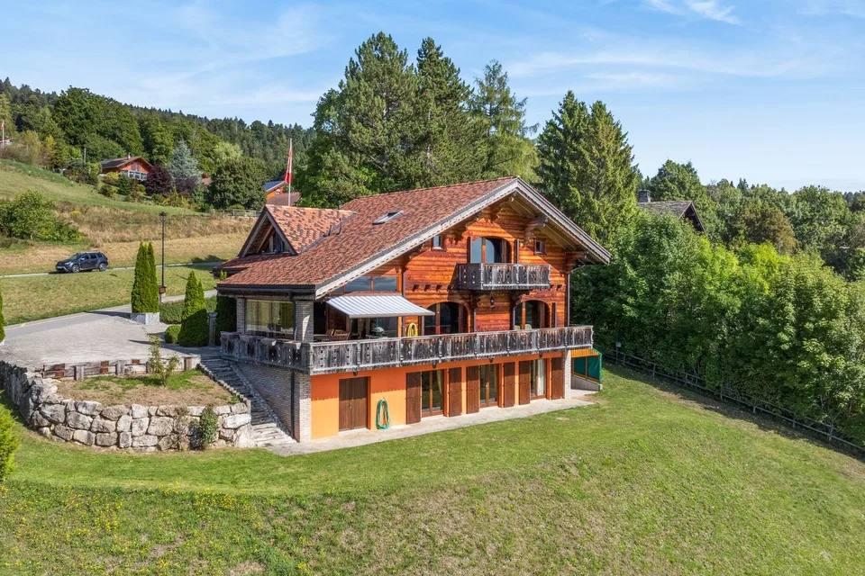 Un chalet d’exception avec vue sur le lac et la forêt, jardin, garage box double
