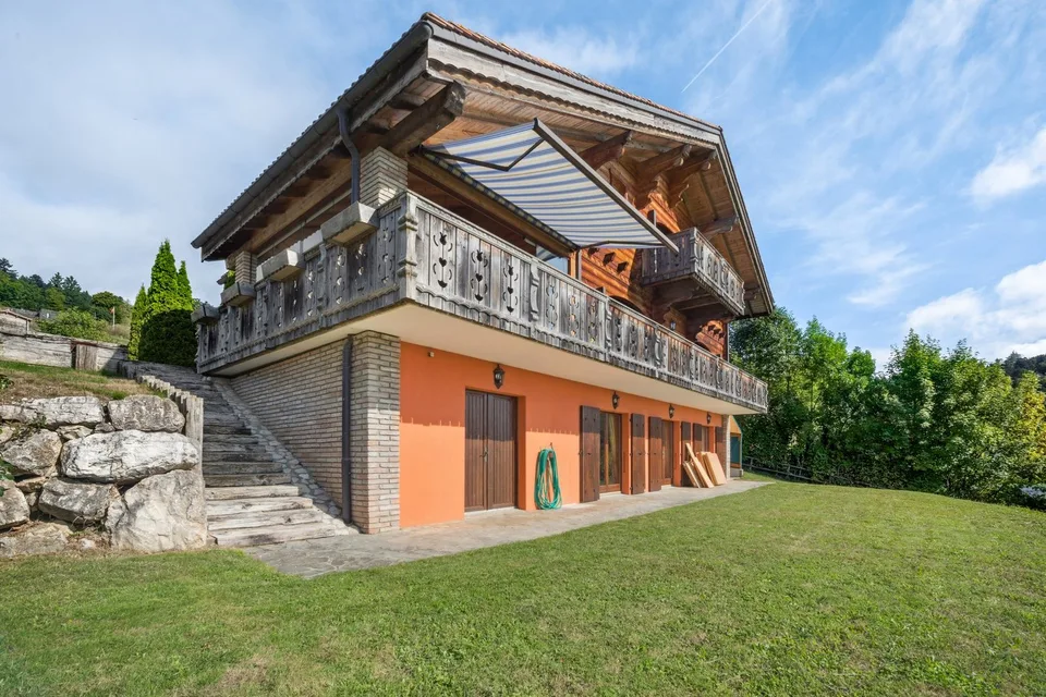 Un chalet d'eccezione con vista sul lago e sulla foresta, giardino, garage doppio – foto 18 di 19