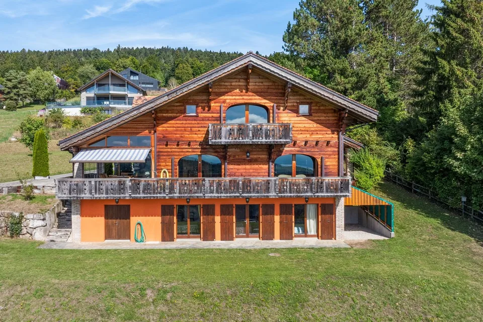 Un chalet d’exception avec vue sur le lac et la forêt, jardin, garage box double