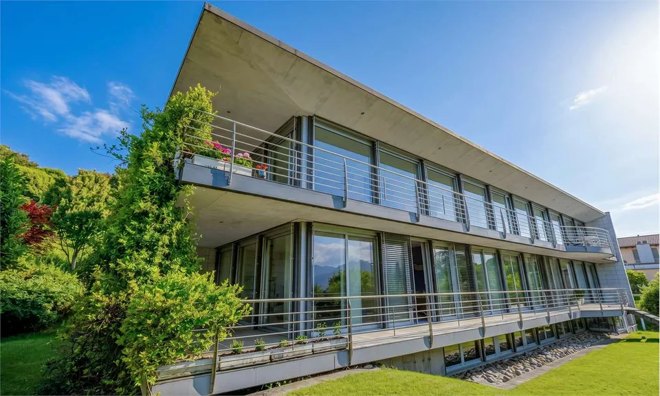 Villa a Lugano con vista panoramica sul lago e sulle montagne.
