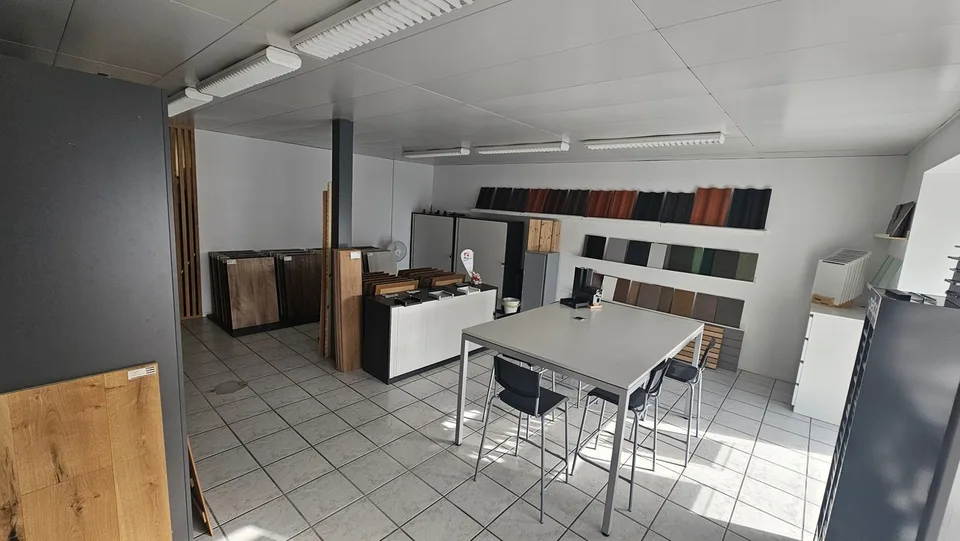 Terreno in vendita - Spazio commerciale e appartamento di 4.5 locali