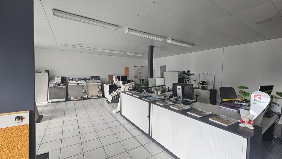 Terreno in vendita - Spazio commerciale e appartamento di 4.5 locali